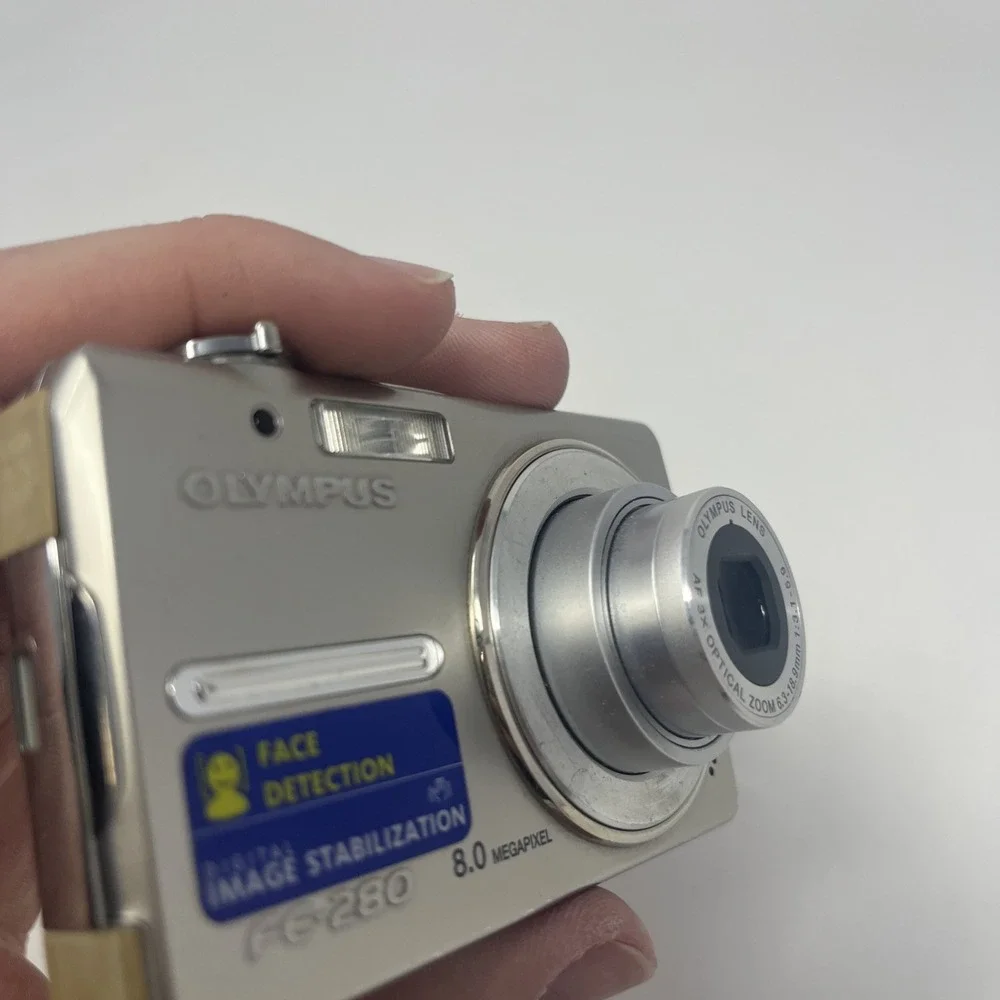 Olympus FE-280 8.0MP Digital Camera Silver Powers On Screen Defect